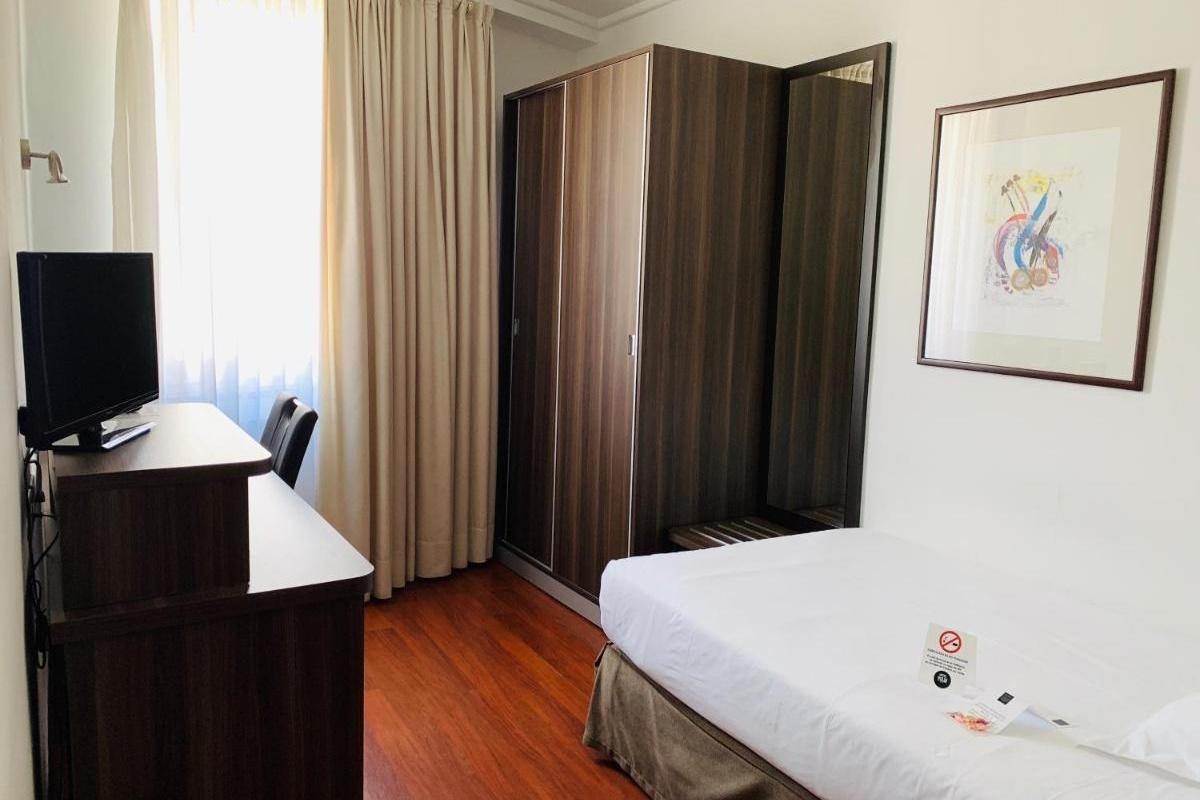 Hotel Yoldi Памплона Экстерьер фото