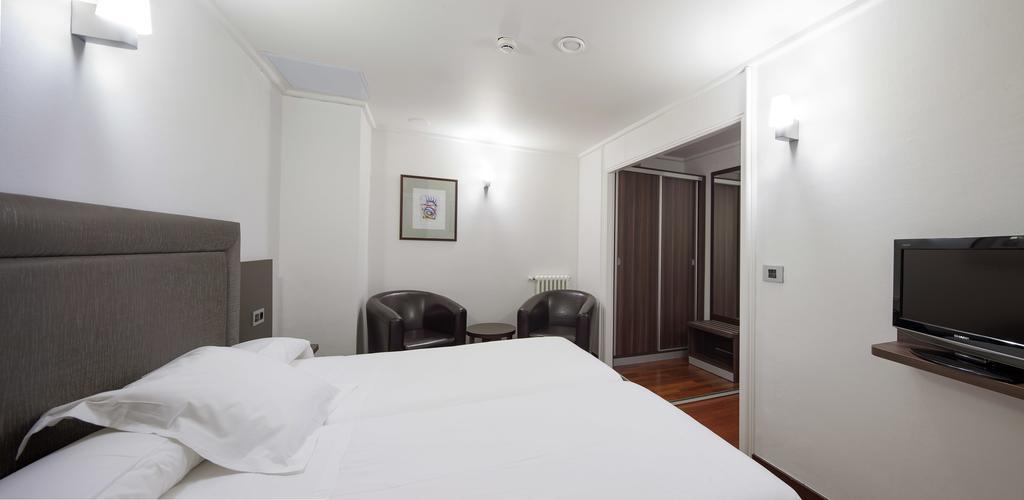 Hotel Yoldi Памплона Экстерьер фото